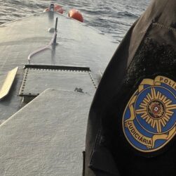 Новини світу - Біля Португалії виловили підводний наркочовен