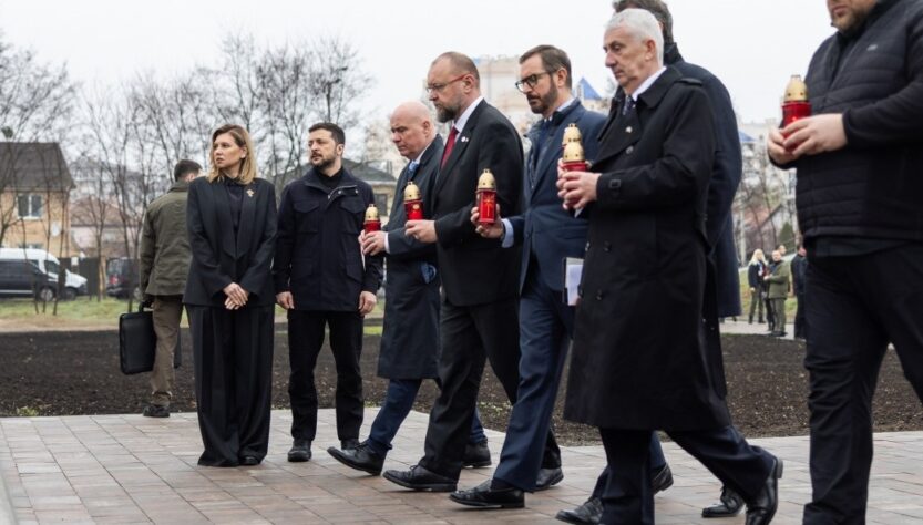Новини України - У Бучі вшанували загиблих на річницю звільнення