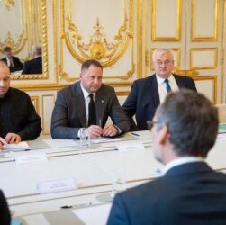 Новини України - Делегація України провела першу зустріч в Парижі