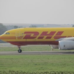 Новини бізнесу - DHL призупинить доставку США посилок ціною від $800 для приватних осіб