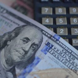 Новини бізнесу - Долар обвалився через плани Трампа звільнити голову ФРС