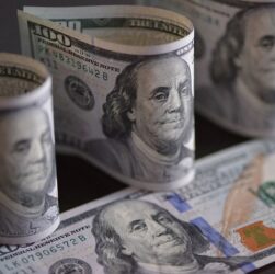 Новини бізнесу - Долар США продовжує дешевшати через торгову війну Трампа