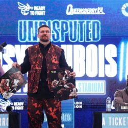 Новини спорту - Дюбуа підписав для Усика фото зі скандальним ударом у першому бою