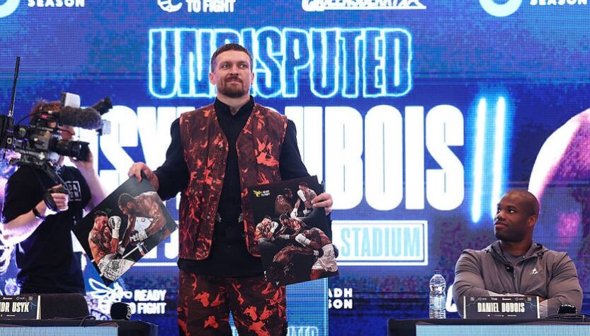 Новини спорту - Дюбуа підписав для Усика фото зі скандальним ударом у першому бою