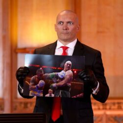 Новини спорту - Експерт: Різниця у вазі у боях Ломаченка та Усика мала вирішальне значення