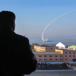 Новини світу - КНДР вперше запустила ракети з нового есмінця