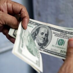 Новини бізнесу - Курс долара падає до світових валют через недовіру до США