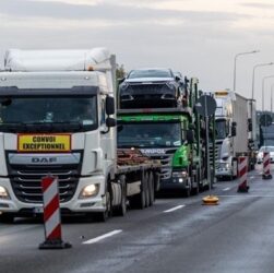 Новини України - Митниця попереджає про затримки на кордоні з трьома країнами