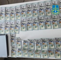 Новини України - На Київщині троє спільників купували телефони Apple за фальшиві долари