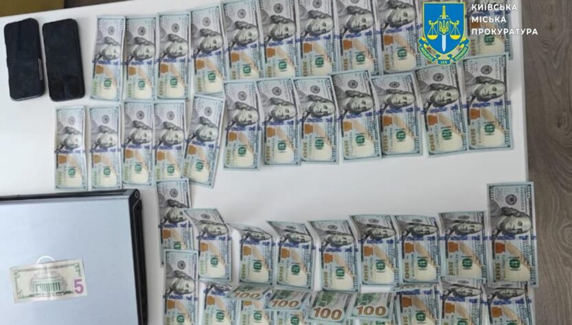 Новини України - На Київщині троє спільників купували телефони Apple за фальшиві долари