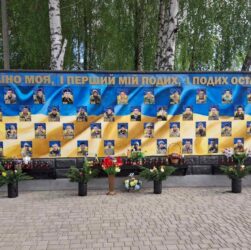 Новини України - На Рівненщині хлопець вкрав квіти зі стели загиблих військових