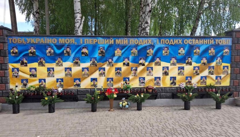 Новини України - На Рівненщині хлопець вкрав квіти зі стели загиблих військових