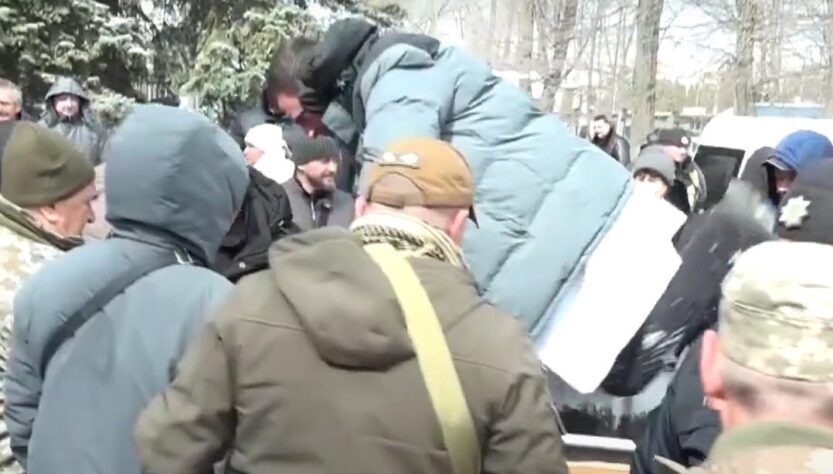Новини України - На Житомирщині мітингарі кинули голову лікарні в сміттєвий бак