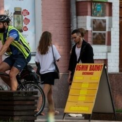 Новини бізнесу - НБУ знизив курси долара і євро на перший день травня