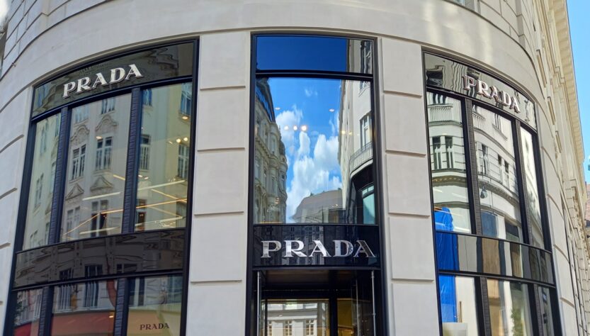 Новини бізнесу - Prada купує Versace за 1,38 млрд доларів