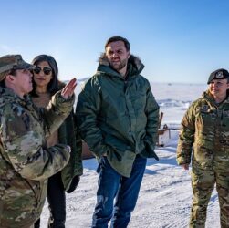 Новини світу - США звільнили керівницю військової бази на Гренландії після візиту Венса