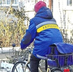 Новини України - Топ неочікуваних історій: Укрпошта і курячі лапи