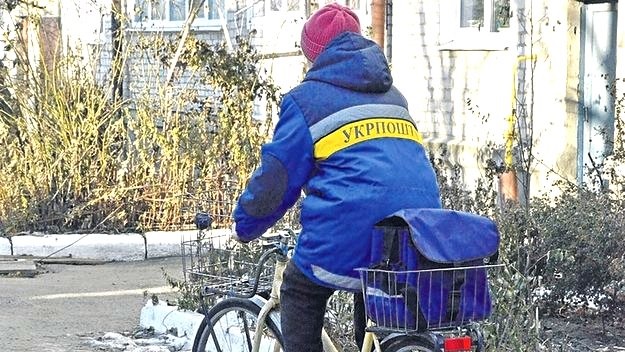 Новини України - Топ неочікуваних історій: Укрпошта і курячі лапи