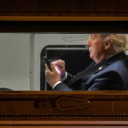 Новини світу - Трамп розповів, хто пише його пости у соцмережах