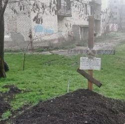 Новини України - У дворах Покровська почали з’являтися могили - ЗМІ