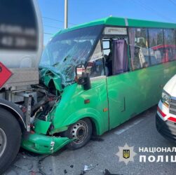 Новини Києва - У Києві маршрутка в'їхала у вантажівку, п’ятеро постраждалих