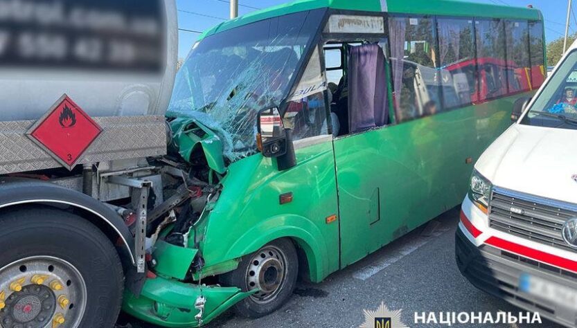 Новини Києва - У Києві маршрутка в'їхала у вантажівку, п’ятеро постраждалих