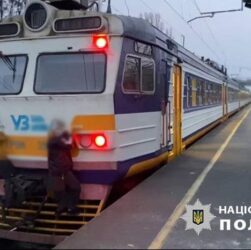 Новини Києва - У Києві троє підлітків чіплялися за трамваї та потяги