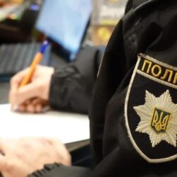 Новини України - У Миколаєві кросовер вʼїхав у зупинку, є постраждала