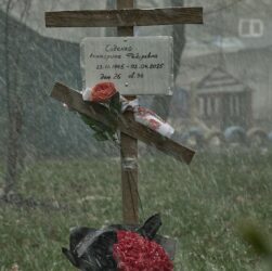 Новини України - У Покровську виявили сім стихійних поховань у дворах будинків