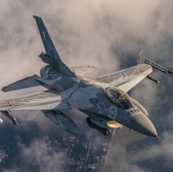 Новини світу - У Польщі жінка вперше стала пілотом F-16