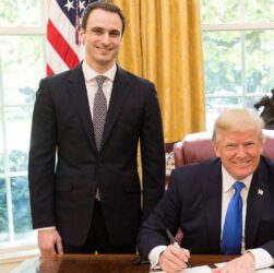 Новини світу - У Трампа заявили, що технології США можуть "маніпулювати простором і часом"