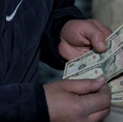 Новини бізнесу - Українці останніми дніями більше продають валюту, ніж купують - НБУ
