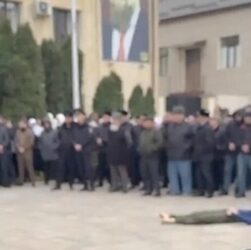 Новини світу - В Чечні тіло підлітка-вбивці виставили на площі