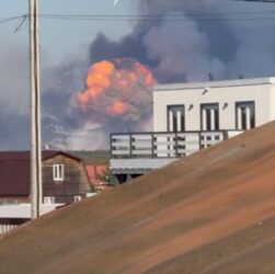 Новини світу - Видно за 50 км. Вибухи на складі Міноборони РФ
