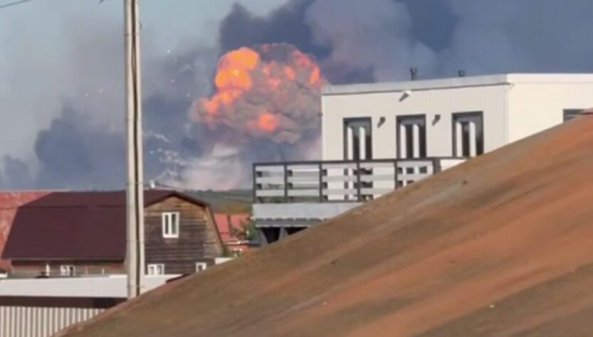 Новини світу - Видно за 50 км. Вибухи на складі Міноборони РФ