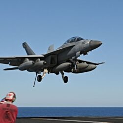 Новини світу - Впав за борт авіаносця і затонув: США втратили винищувач у Червоному морі