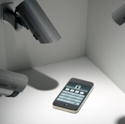 Новини світу - Єврокомісія видаватиме співробітникам телефони для візитів до США - ЗМІ
