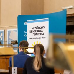 Олена Зеленська відвідала Національну бібліотеку Чехії, де відкрили українську книжкову поличку