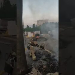 Суми: ліквідація пожежі на підприємстві після ворожої атаки