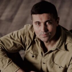 Новини культури - Актор Дмитро Лінартович розлучився з дружиною під час війни