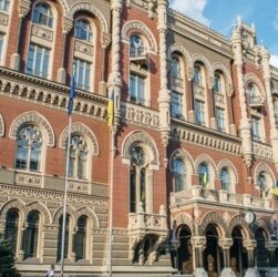 Новини бізнесу - Банки майже втричі скоротили ввезення готівкових доларів в Україну