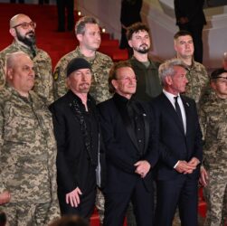 Новини світу - Боно з’явився на Каннському фестивалі разом з військовими ЗСУ