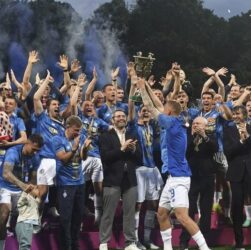 Новини спорту - Динамо в сезоні грало без поразок, здобуло золоті медалі та одержує трофей