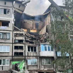 Новини України - Дрон росіян влучив у п’ятиповерхівку на Донеччині