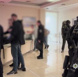 Привласнили кошти однієї з найбільших нафтопереробних компаній України: поліція провела 50 обшуків