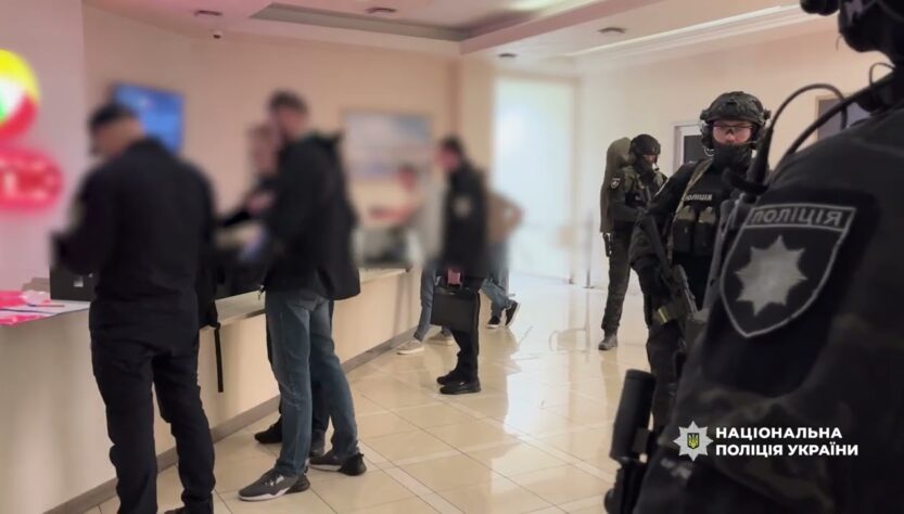 Привласнили кошти однієї з найбільших нафтопереробних компаній України: поліція провела 50 обшуків
