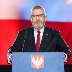 Новини світу - Кандидат у президенти Польщі зірвав прапор ЄС і витер ним взуття