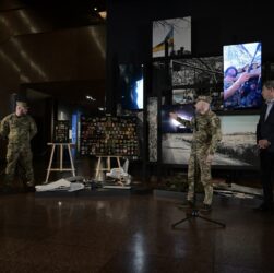 Новини України - Командир 225 ОШП передав Музею війни унікальні трофеї