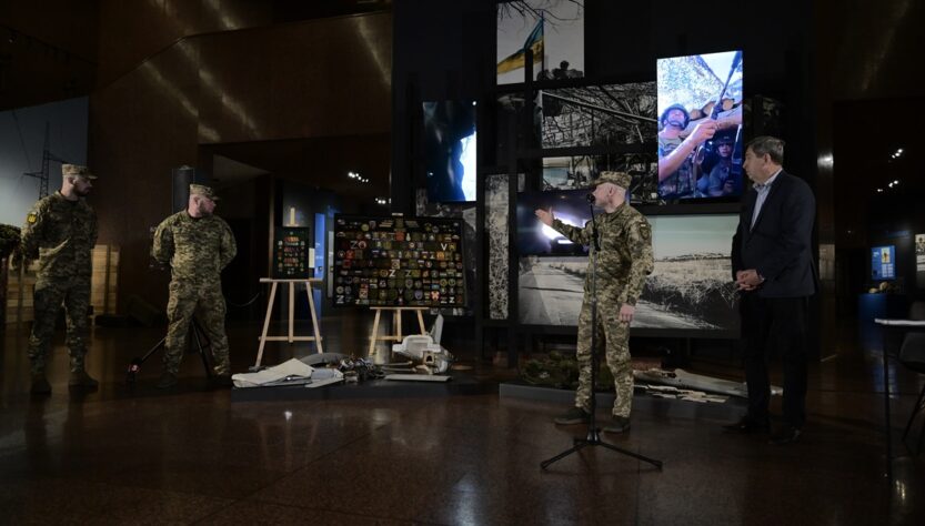Новини України - Командир 225 ОШП передав Музею війни унікальні трофеї
