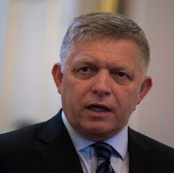Новини світу - Літак з Фіцо приземлився в Москві